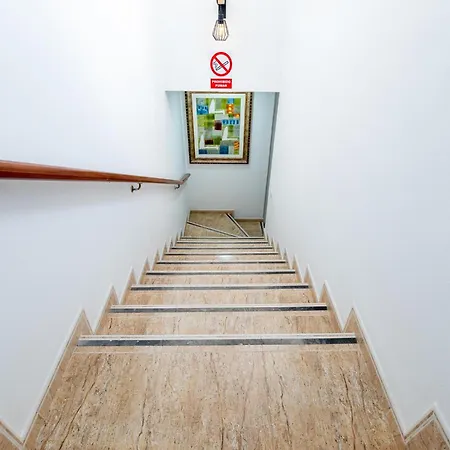 1j. Cozy Flores With Pool