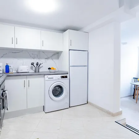 1j. Cozy Flores With Pool *