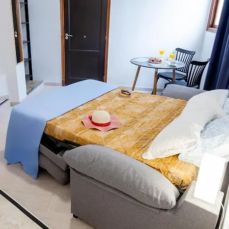 1j. Cozy Flores With Pool Apartmán *